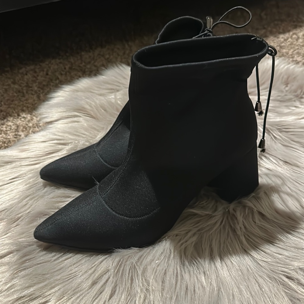 Women booties with heels very comfortable size 8.5/9 smoke and pet fee